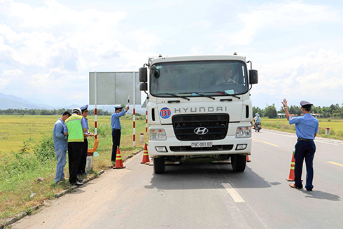 Xe quá tải lưu thông trên các tuyến quốc lộ: Quyết liệt xử lý