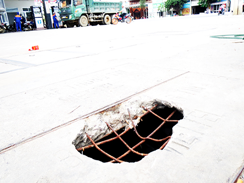 Hố nguy hiểm trước cửa hàng xăng dầu