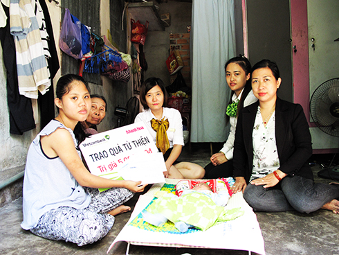 Representatives of Khanh Hoa Newspaper and Vietcombank Nha Trang offering money to Kim Sang’s family.