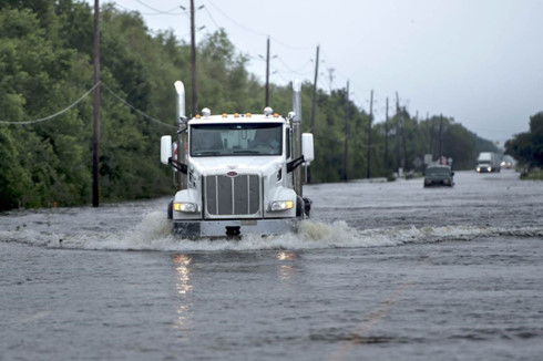 "Quả bom" hóa học lơ lửng trên đầu người dân vùng lũ Texas (Mỹ)