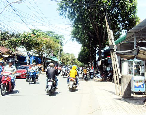 Trụ viễn thông bị nghiêng ra đường