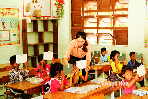 Để học sinh dân tộc thiểu số tự tin bước vào năm học mới,  Trường Tiểu học Sơn Thái (xã Sơn Thái, huyện Khánh Vĩnh)  tổ chức dạy tăng cường tiếng Việt dịp hè