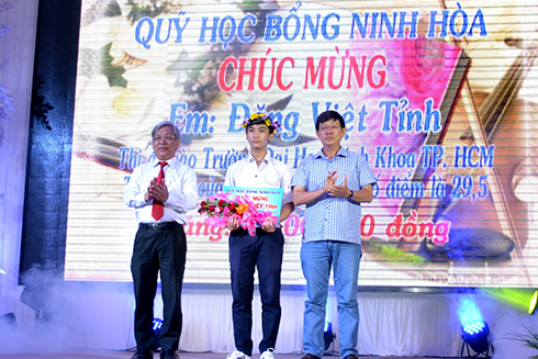 Quỹ học bổng Ninh Hòa: Trao 240 suất học bổng cho học sinh, sinh viên