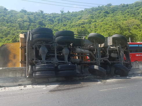 Xe ben nát đầu sau cú tông trực diện dải phân cách