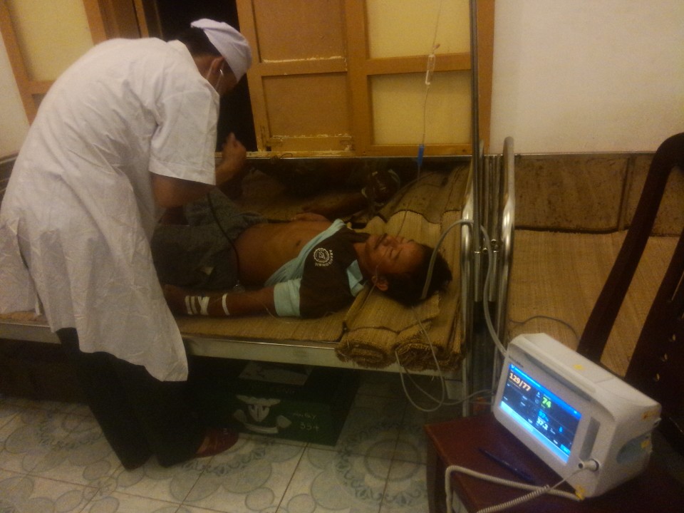 Bệnh xá đảo Sinh Tồn Đông cấp cứu ngư dân gặp nạn trên biển