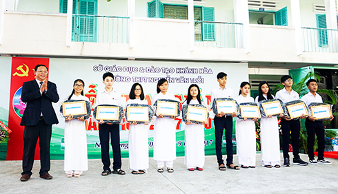 Ông Phạm Tấn Minh - Giám đốc Sacombank Chi nhánh Khánh Hòa trao học bổng  cho các em học sinh Trường THPT Nguyễn Văn Trỗi