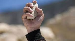 Lãnh án vì thiếu kiềm chế, ném đá vào người khác