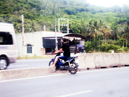 Nguy hiểm khi băng qua dải phân cách