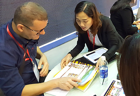 Đại diện một doanh nghiệp du lịch ở Khánh Hòa trao đổi thông tin với đối tác kinh doanh tại ITE HCMC 2017.  