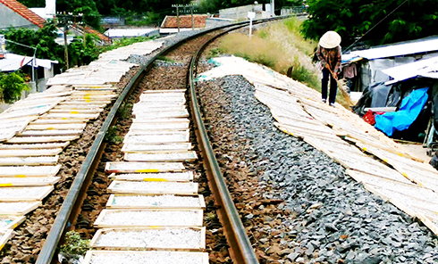 Phơi cá trên đường ray