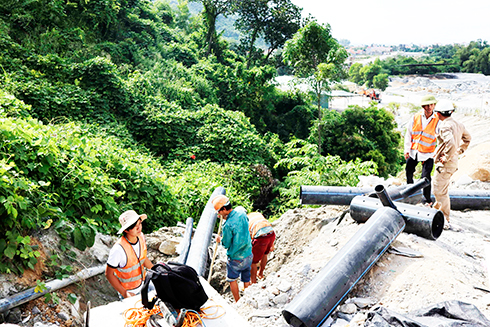 Thi công đường ống nước dẫn từ hầm đèo Cả về khu tái định cư số 2