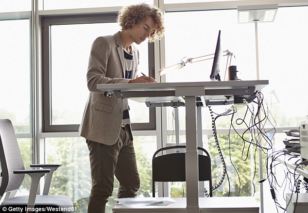 Đứng nhiều khi làm việc tăng nguy cơ đau tim