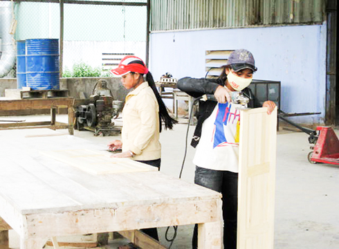 Dạy nghề mộc tại Trường Trung cấp Nghề Dân tộc nội trú Khánh Vĩnh