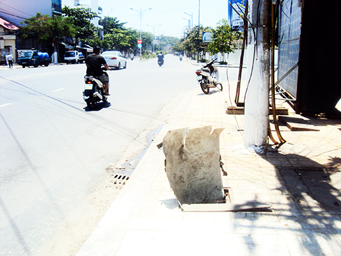 Hố trên vỉa hè
