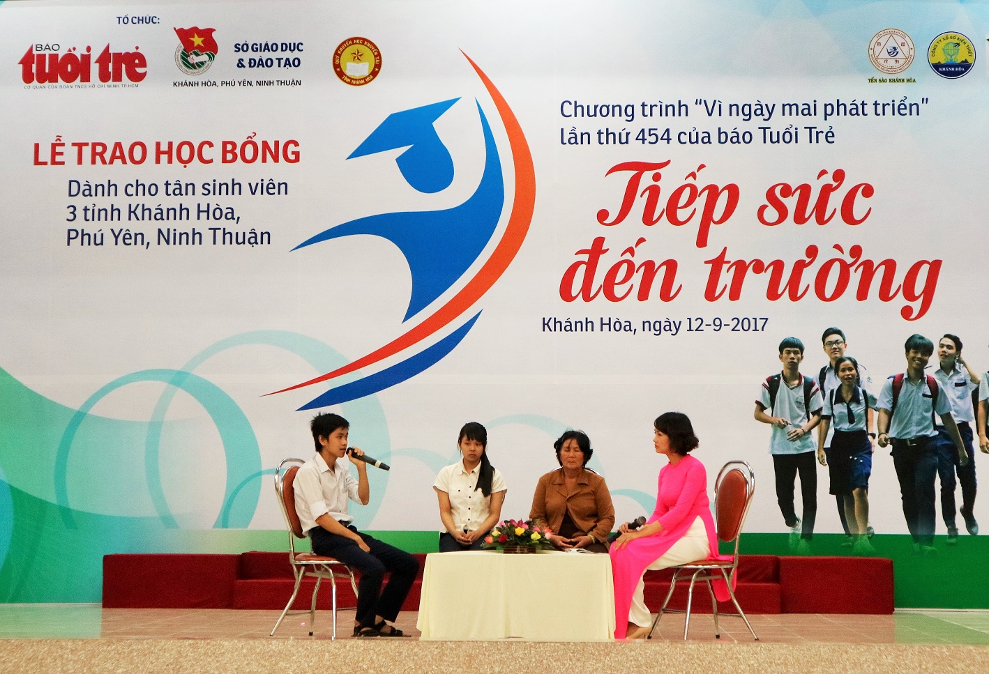 98 tân sinh viên nhận học bổng &quot;Tiếp sức đến trường&quot;