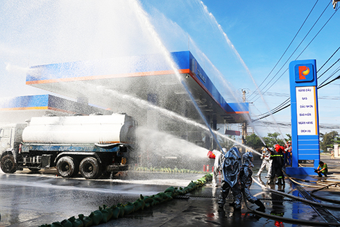 Thực tập phương án chữa cháy và cứu nạn cứu hộ tại cửa hàng xăng dầu