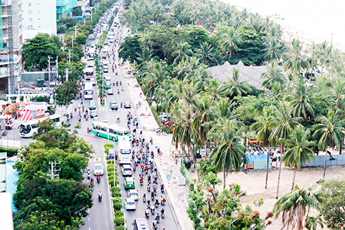 Nhiều chất vấn về an toàn giao thông, dự án du lịch chậm tiến độ