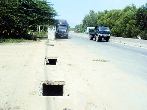 Hố trên quốc lộ