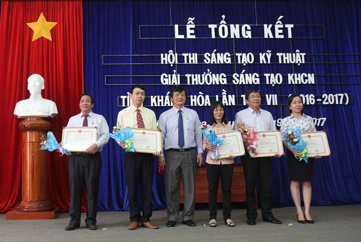 Ông Trần Sơn Hải trao bằng khen của UBND tỉnh cho tập thể và cá nhân