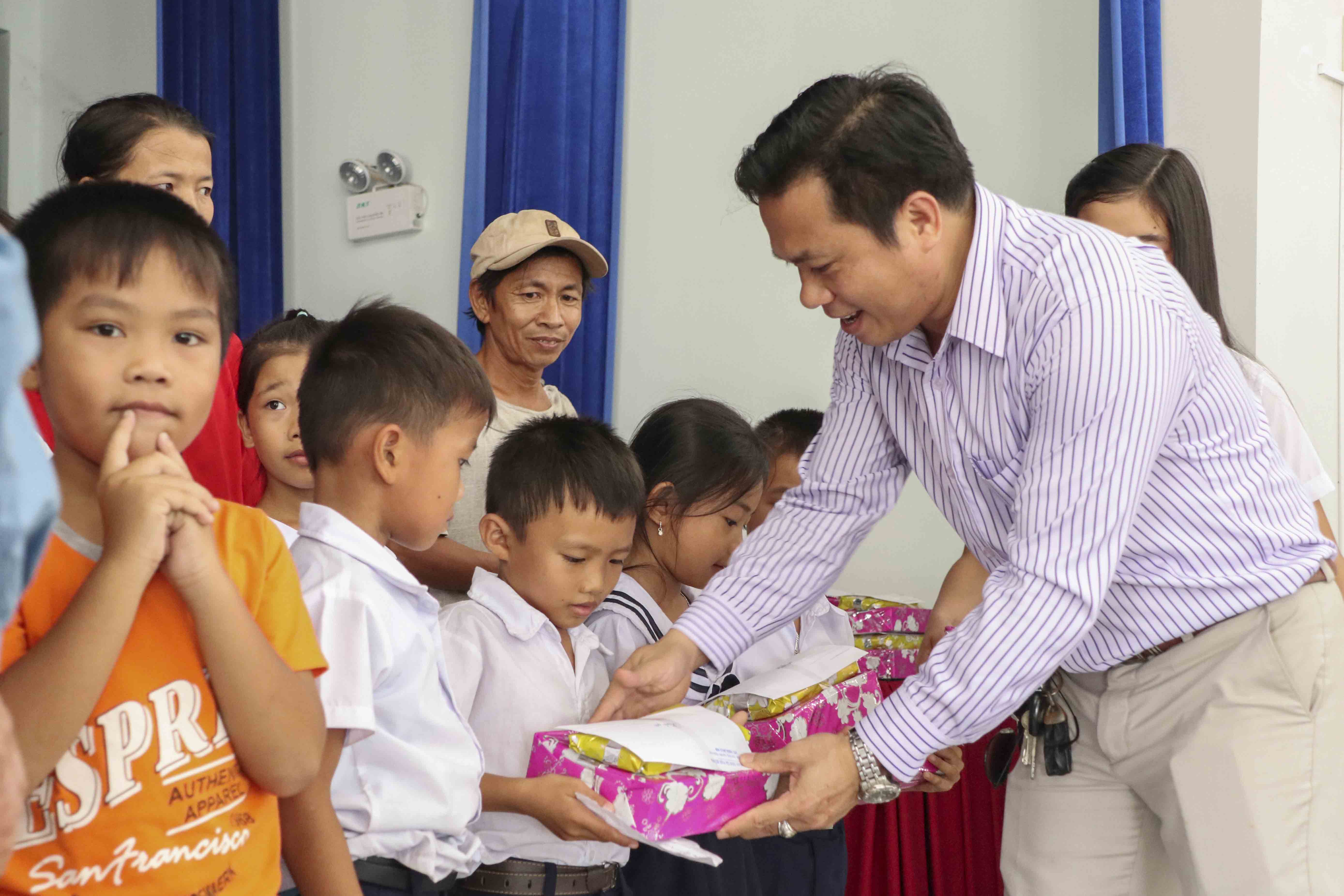 Tặng 100 suất quà cho học sinh nghèo vượt khó học giỏi