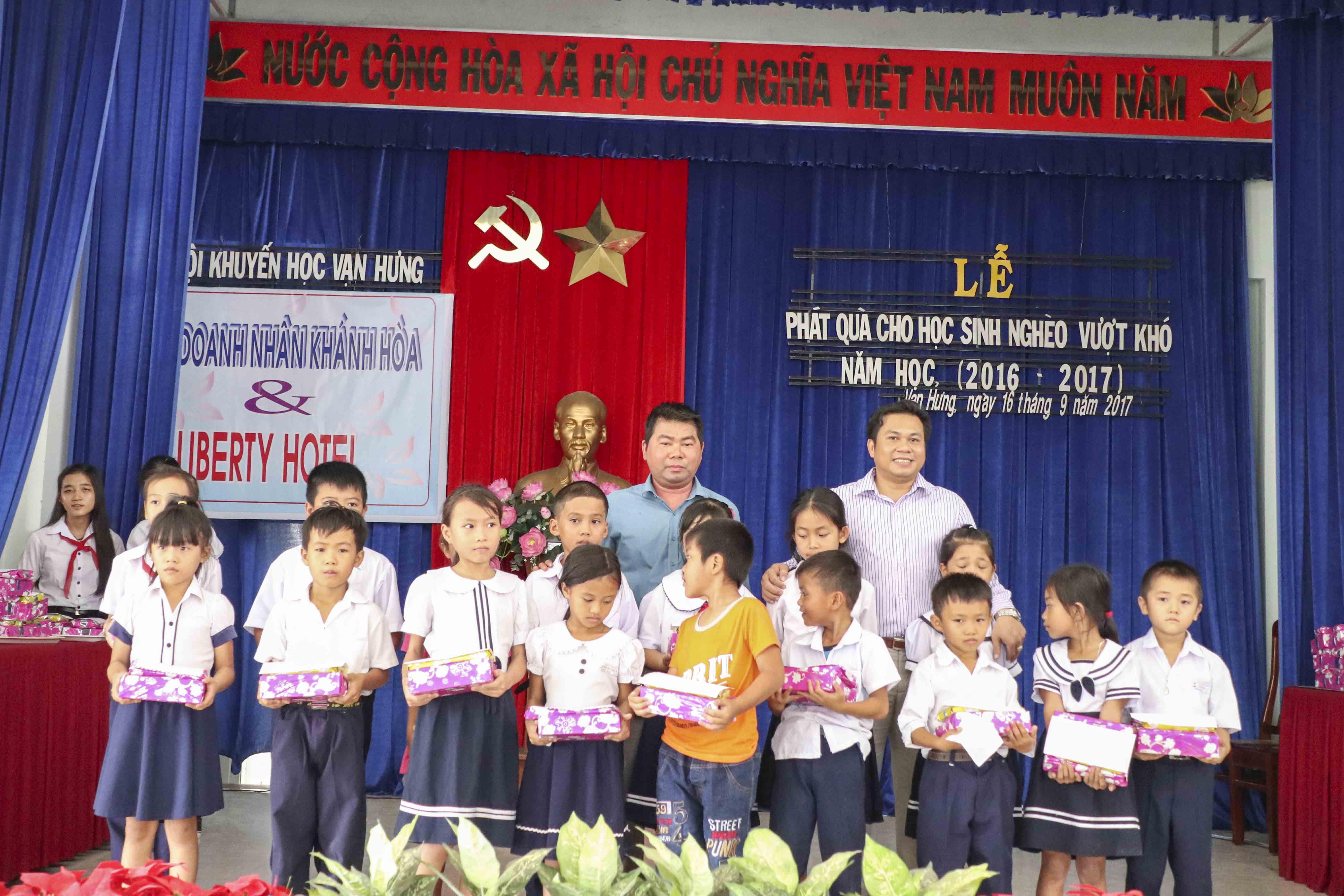 Các đại biểu trao quà cho các em học sinh