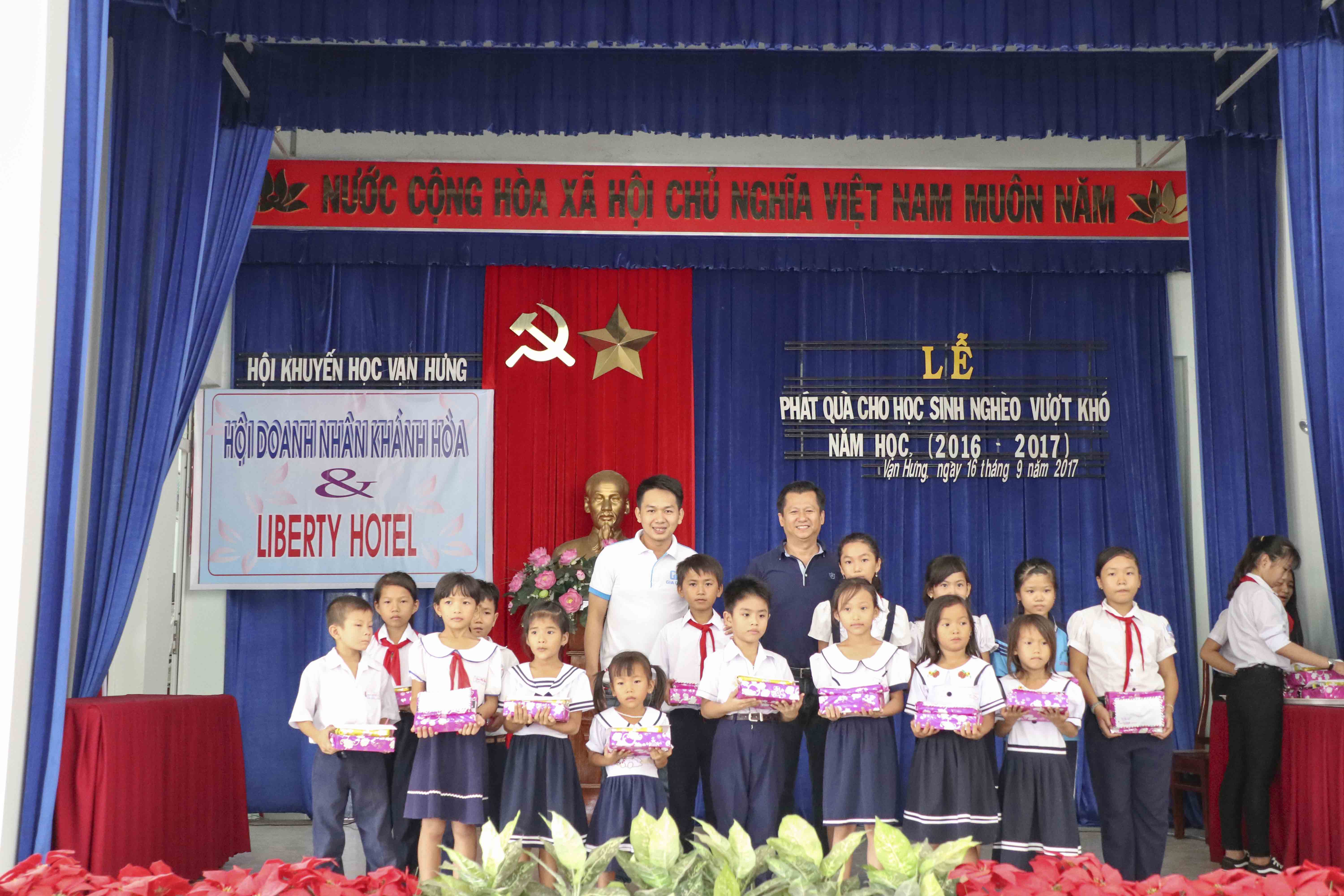 Đại diện nhà tài trợ trao quà cho các em học sinh