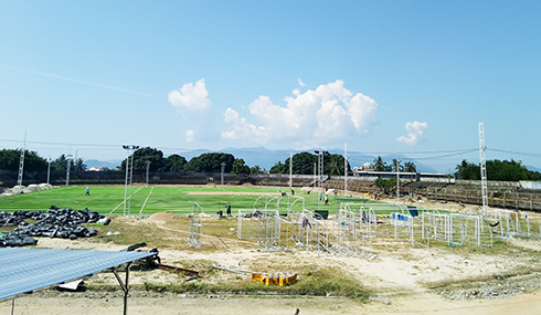 Sân vận động Cam Ranh đang được Công ty TNHH Thanh niên Cam Ranh đầu tư xây dựng, nâng cấp