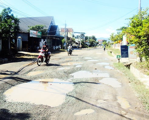 Hương lộ 39 bị hư hỏng nặng