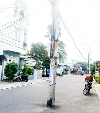 Đường Châu Văn Liêm: Hàng chục cột điện nằm giữa đường