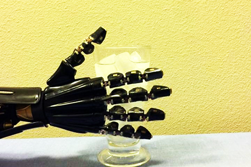 Da "nhân tạo" mang lại khả năng xúc giác cho tay rô bốt