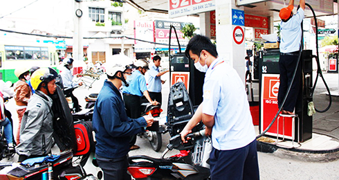 Giá xăng vượt mốc 18.000 đồng/lít