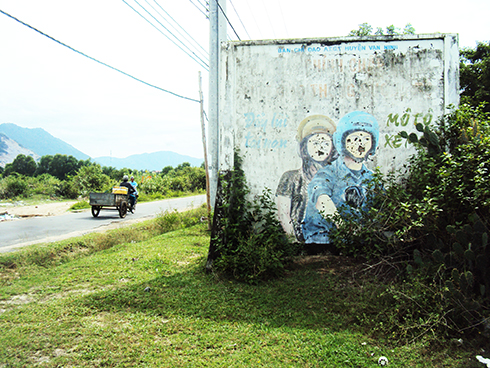 Nham nhở bảng tuyên truyền