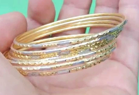 Nhân viên tiệm vàng trộm vàng