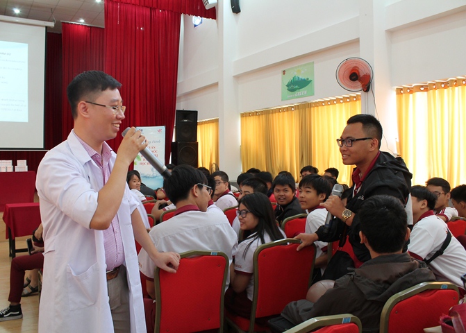 Hơn 500 học sinh được tư vấn chăm sóc, điều trị da mụn học đường