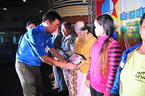 Ban tổ chức trao 20 phần quà cho các gia đình khó khăn