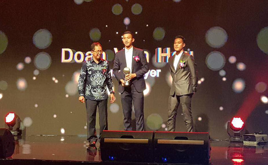 HLV Đức Chung, Văn Hậu và VFF nhận thưởng từ AFF