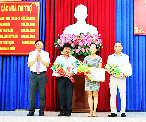 Tôn vinh nhà tài trợ và khen thưởng giáo viên, học sinh