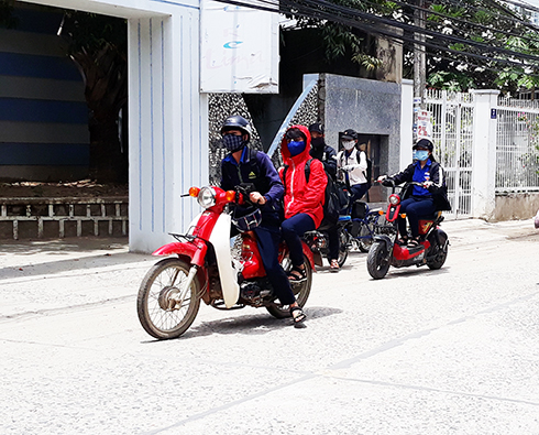 Học sinh đi xe máy: Tiềm ẩn nguy cơ mất an toàn giao thông