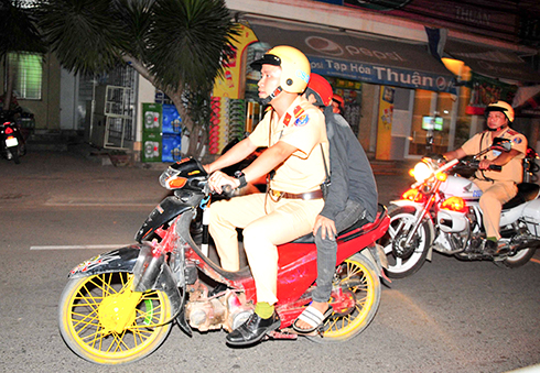Cảnh sát giao thông Công an TP. Nha Trang đưa đối tượng và phương tiện vi phạm về cơ quan để xử lý