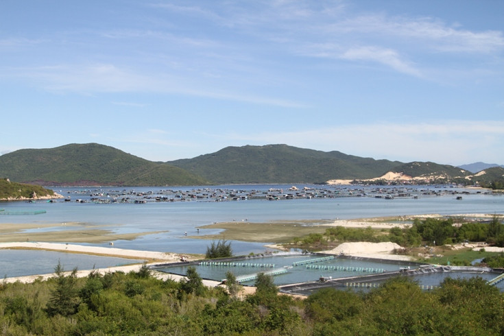 Một góc Vịnh Vân Phong, khu vực người dân đang nuôi hải sản trong lồng, bè