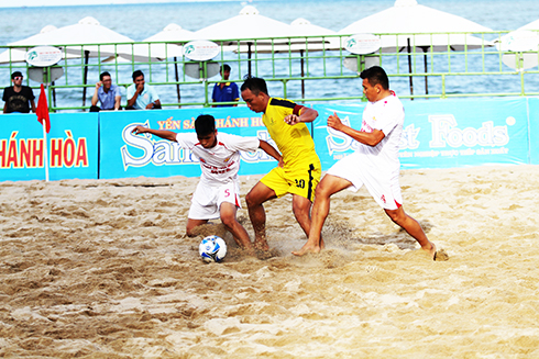 Chủ nhà cạnh tranh với nhà đương kim vô địch