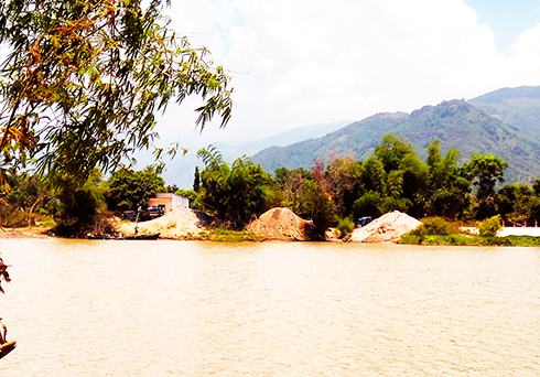 Thâu đêm hút cát trên sông Cái