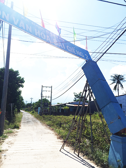 Cổng thôn thiếu an toàn