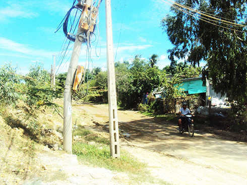 Trụ điện bị gãy