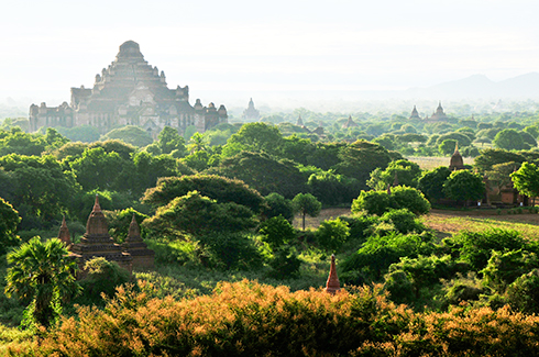 Bagan mờ ảo trong sương sớm, nhìn từ đền Shwesandaw