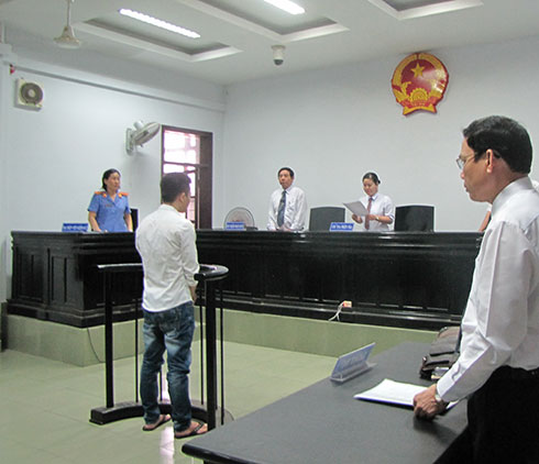 Hầu tòa vì tham gia chém người