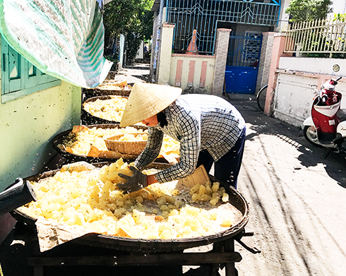 Hộ ông Lê Thương phơi đường phèn ở lối đi chung