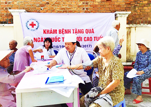 Khám bệnh và tư vấn sức khỏe cho 70 người cao tuổi