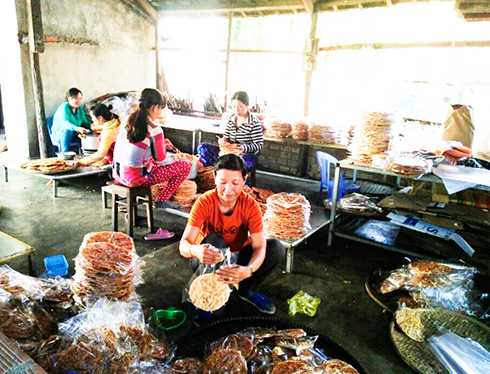 Hợp tác xã sản xuất kẹo dừa, kẹo đậu phụng Vạn Long tạo việc làm,  thu nhập cho nhiều phụ nữ địa phương