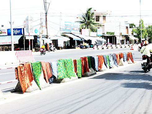 Phơi đồ trên dải phân cách